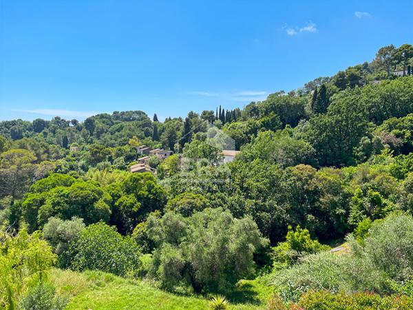 VILLA CONTEMPORAINE AU CALME ABSOLU A PIED DU COEUR DE MOUGINS