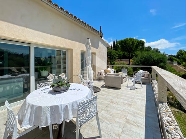 VILLA CONTEMPORAINE AU CALME ABSOLU A PIED DU COEUR DE MOUGINS