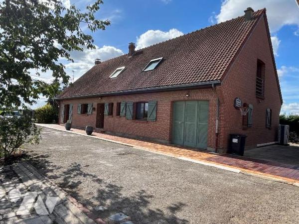 
Aux portes d'Hazebrouck, découvrez cette belle propriété implantée sur un terrain clos d'envi...