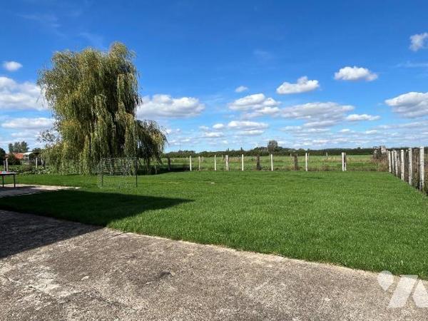 
Aux portes d'Hazebrouck, découvrez cette belle propriété implantée sur un terrain clos d'envi...