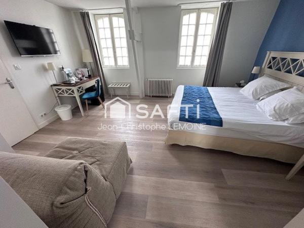 Hôtel   murs et fond  24 clefs crèperie et restaurant toqué