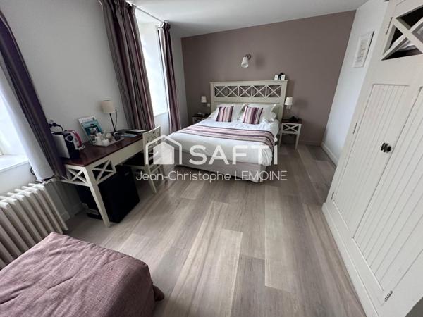 Hôtel   murs et fond  24 clefs crèperie et restaurant toqué