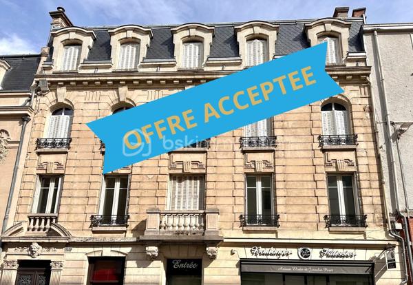 Au sein d’un très bel immeuble de caractère situé en plein centre-ville de Châlons-en-Champagne, découvrez cet appartement d’environ 80 m² alliant charme de l’ancien et belles prestations.

Vous serez séduit par son agréable salon-séjour baigné de lumière, sa cuisine indépendante, ses deux belles chambres ainsi que sa salle de douche. Les magnifiques parquets et les volumes généreux confèrent à l’ensemble une atmosphère chaleureuse et authentique.

Véritable atout, l’appartement dispose également, sur le palier, d’un espace privatif comprenant un sanitaire et une pièce supplémentaire. Cet espace offre de nombreuses possibilités : bureau pour le télétravail, chambre d’appoint, atelier ou espace de rangement selon vos besoins.

Une adresse recherchée, à deux pas des commerces, des restaurants et de toutes les commodités, idéale pour les amateurs de vie citadine et de biens de caractère.

Un appartement rare sur le marché !