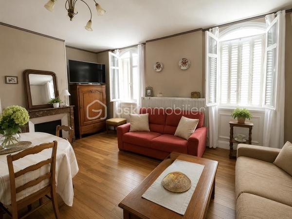 Au sein d’un très bel immeuble de caractère situé en plein centre-ville de Châlons-en-Champagne, découvrez cet appartement d’environ 80 m² alliant charme de l’ancien et belles prestations.

Vous serez séduit par son agréable salon-séjour baigné de lumière, sa cuisine indépendante, ses deux belles chambres ainsi que sa salle de douche. Les magnifiques parquets et les volumes généreux confèrent à l’ensemble une atmosphère chaleureuse et authentique.

Véritable atout, l’appartement dispose également, sur le palier, d’un espace privatif comprenant un sanitaire et une pièce supplémentaire. Cet espace offre de nombreuses possibilités : bureau pour le télétravail, chambre d’appoint, atelier ou espace de rangement selon vos besoins.

Une adresse recherchée, à deux pas des commerces, des restaurants et de toutes les commodités, idéale pour les amateurs de vie citadine et de biens de caractère.

Un appartement rare sur le marché !