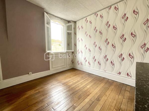 Situé au 3ème et dernier étage d’un très bel immeuble de caractère, cet appartement d’environ 80 m² bénéficie d’un environnement particulièrement agréable : un seul appartement par étage et seulement trois logements dans l’immeuble, pour une petite copropriété à taille très confidentielle.

Dès l’entrée, vous retrouverez tout le charme de l’ancien : belles hauteurs, volumes généreux et magnifiques parquets.

L’appartement se compose d’un lumineux salon-séjour, d’une cuisine indépendante, de deux chambres, ainsi que d’une salle de douche.

Mais son véritable atout réside dans son espace indépendant : une troisième chambre accessible directement depuis le palier, accompagnée d’un espace privatif avec sanitaire. Une configuration idéale pour créer un espace bureau, une chambre d’appoint, recevoir famille ou amis, ou simplement disposer d’une pièce supplémentaire en toute indépendance.

Une cave privative complète également ce bien.

Son emplacement est idéal pour profiter pleinement de la vie châlonnaise : commerces, restaurants, services et toutes les commodités sont accessibles à pied, à quelques pas seulement.

Un appartement qui conviendra particulièrement à ceux qui recherchent une résidence principale en centre-ville, dans un immeuble de caractère et avec une configuration peu commune.

Possibilité également de louer un petit garage situé à proximité de l’appartement.

Prix : 129 900 € honoraires inclus

DPE : E
Chauffage gaz

Une belle adresse en plein centre-ville, une petite copropriété et une configuration offrant de nombreuses possibilités : venez découvrir cet appartement qui ne ressemble pas aux autres !