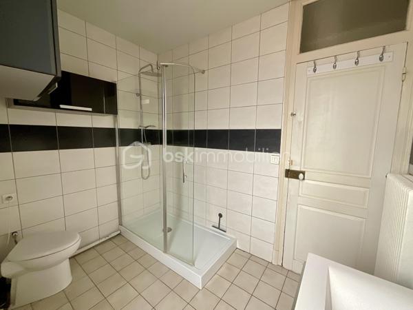 Situé au 3ème et dernier étage d’un très bel immeuble de caractère, cet appartement d’environ 80 m² bénéficie d’un environnement particulièrement agréable : un seul appartement par étage et seulement trois logements dans l’immeuble, pour une petite copropriété à taille très confidentielle.

Dès l’entrée, vous retrouverez tout le charme de l’ancien : belles hauteurs, volumes généreux et magnifiques parquets.

L’appartement se compose d’un lumineux salon-séjour, d’une cuisine indépendante, de deux chambres, ainsi que d’une salle de douche.

Mais son véritable atout réside dans son espace indépendant : une troisième chambre accessible directement depuis le palier, accompagnée d’un espace privatif avec sanitaire. Une configuration idéale pour créer un espace bureau, une chambre d’appoint, recevoir famille ou amis, ou simplement disposer d’une pièce supplémentaire en toute indépendance.

Une cave privative complète également ce bien.

Son emplacement est idéal pour profiter pleinement de la vie châlonnaise : commerces, restaurants, services et toutes les commodités sont accessibles à pied, à quelques pas seulement.

Un appartement qui conviendra particulièrement à ceux qui recherchent une résidence principale en centre-ville, dans un immeuble de caractère et avec une configuration peu commune.

Possibilité également de louer un petit garage situé à proximité de l’appartement.

Prix : 129 900 € honoraires inclus

DPE : E
Chauffage gaz

Une belle adresse en plein centre-ville, une petite copropriété et une configuration offrant de nombreuses possibilités : venez découvrir cet appartement qui ne ressemble pas aux autres !