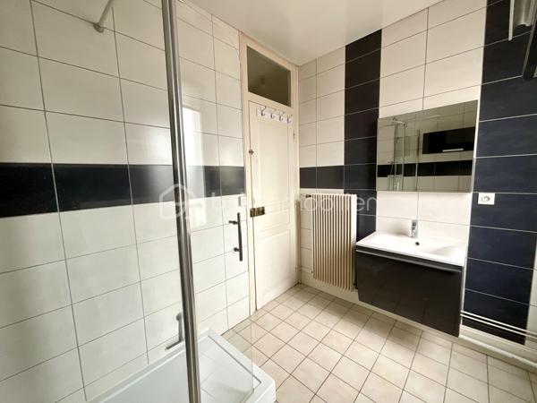 Situé au 3ème et dernier étage d’un très bel immeuble de caractère, cet appartement d’environ 80 m² bénéficie d’un environnement particulièrement agréable : un seul appartement par étage et seulement trois logements dans l’immeuble, pour une petite copropriété à taille très confidentielle.

Dès l’entrée, vous retrouverez tout le charme de l’ancien : belles hauteurs, volumes généreux et magnifiques parquets.

L’appartement se compose d’un lumineux salon-séjour, d’une cuisine indépendante, de deux chambres, ainsi que d’une salle de douche.

Mais son véritable atout réside dans son espace indépendant : une troisième chambre accessible directement depuis le palier, accompagnée d’un espace privatif avec sanitaire. Une configuration idéale pour créer un espace bureau, une chambre d’appoint, recevoir famille ou amis, ou simplement disposer d’une pièce supplémentaire en toute indépendance.

Une cave privative complète également ce bien.

Son emplacement est idéal pour profiter pleinement de la vie châlonnaise : commerces, restaurants, services et toutes les commodités sont accessibles à pied, à quelques pas seulement.

Un appartement qui conviendra particulièrement à ceux qui recherchent une résidence principale en centre-ville, dans un immeuble de caractère et avec une configuration peu commune.

Possibilité également de louer un petit garage situé à proximité de l’appartement.

Prix : 129 900 € honoraires inclus

DPE : E
Chauffage gaz

Une belle adresse en plein centre-ville, une petite copropriété et une configuration offrant de nombreuses possibilités : venez découvrir cet appartement qui ne ressemble pas aux autres !