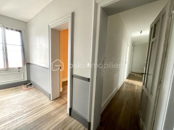 Situé au 3ème et dernier étage d’un très bel immeuble de caractère, cet appartement d’environ 80 m² bénéficie d’un environnement particulièrement agréable : un seul appartement par étage et seulement trois logements dans l’immeuble, pour une petite copropriété à taille très confidentielle.

Dès l’entrée, vous retrouverez tout le charme de l’ancien : belles hauteurs, volumes généreux et magnifiques parquets.

L’appartement se compose d’un lumineux salon-séjour, d’une cuisine indépendante, de deux chambres, ainsi que d’une salle de douche.

Mais son véritable atout réside dans son espace indépendant : une troisième chambre accessible directement depuis le palier, accompagnée d’un espace privatif avec sanitaire. Une configuration idéale pour créer un espace bureau, une chambre d’appoint, recevoir famille ou amis, ou simplement disposer d’une pièce supplémentaire en toute indépendance.

Une cave privative complète également ce bien.

Son emplacement est idéal pour profiter pleinement de la vie châlonnaise : commerces, restaurants, services et toutes les commodités sont accessibles à pied, à quelques pas seulement.

Un appartement qui conviendra particulièrement à ceux qui recherchent une résidence principale en centre-ville, dans un immeuble de caractère et avec une configuration peu commune.

Possibilité également de louer un petit garage situé à proximité de l’appartement.

Prix : 129 900 € honoraires inclus

DPE : E
Chauffage gaz

Une belle adresse en plein centre-ville, une petite copropriété et une configuration offrant de nombreuses possibilités : venez découvrir cet appartement qui ne ressemble pas aux autres !