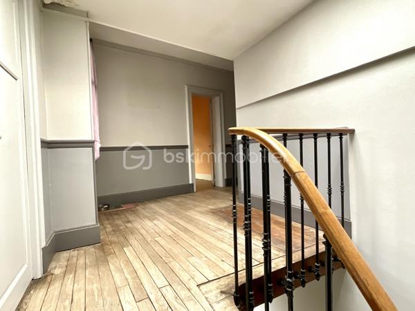 Situé au 3ème et dernier étage d’un très bel immeuble de caractère, cet appartement d’environ 80 m² bénéficie d’un environnement particulièrement agréable : un seul appartement par étage et seulement trois logements dans l’immeuble, pour une petite copropriété à taille très confidentielle.

Dès l’entrée, vous retrouverez tout le charme de l’ancien : belles hauteurs, volumes généreux et magnifiques parquets.

L’appartement se compose d’un lumineux salon-séjour, d’une cuisine indépendante, de deux chambres, ainsi que d’une salle de douche.

Mais son véritable atout réside dans son espace indépendant : une troisième chambre accessible directement depuis le palier, accompagnée d’un espace privatif avec sanitaire. Une configuration idéale pour créer un espace bureau, une chambre d’appoint, recevoir famille ou amis, ou simplement disposer d’une pièce supplémentaire en toute indépendance.

Une cave privative complète également ce bien.

Son emplacement est idéal pour profiter pleinement de la vie châlonnaise : commerces, restaurants, services et toutes les commodités sont accessibles à pied, à quelques pas seulement.

Un appartement qui conviendra particulièrement à ceux qui recherchent une résidence principale en centre-ville, dans un immeuble de caractère et avec une configuration peu commune.

Possibilité également de louer un petit garage situé à proximité de l’appartement.

Prix : 129 900 € honoraires inclus

DPE : E
Chauffage gaz

Une belle adresse en plein centre-ville, une petite copropriété et une configuration offrant de nombreuses possibilités : venez découvrir cet appartement qui ne ressemble pas aux autres !