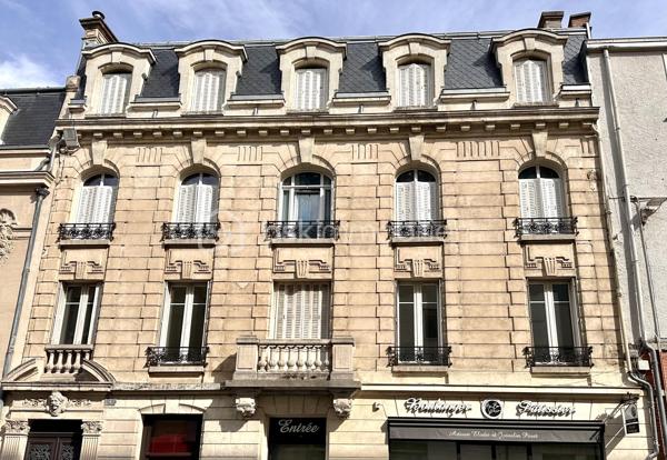 Situé au 3ème et dernier étage d’un très bel immeuble de caractère, cet appartement d’environ 80 m² bénéficie d’un environnement particulièrement agréable : un seul appartement par étage et seulement trois logements dans l’immeuble, pour une petite copropriété à taille très confidentielle.

Dès l’entrée, vous retrouverez tout le charme de l’ancien : belles hauteurs, volumes généreux et magnifiques parquets.

L’appartement se compose d’un lumineux salon-séjour, d’une cuisine indépendante, de deux chambres, ainsi que d’une salle de douche.

Mais son véritable atout réside dans son espace indépendant : une troisième chambre accessible directement depuis le palier, accompagnée d’un espace privatif avec sanitaire. Une configuration idéale pour créer un espace bureau, une chambre d’appoint, recevoir famille ou amis, ou simplement disposer d’une pièce supplémentaire en toute indépendance.

Une cave privative complète également ce bien.

Son emplacement est idéal pour profiter pleinement de la vie châlonnaise : commerces, restaurants, services et toutes les commodités sont accessibles à pied, à quelques pas seulement.

Un appartement qui conviendra particulièrement à ceux qui recherchent une résidence principale en centre-ville, dans un immeuble de caractère et avec une configuration peu commune.

Possibilité également de louer un petit garage situé à proximité de l’appartement.

Prix : 129 900 € honoraires inclus

DPE : E
Chauffage gaz

Une belle adresse en plein centre-ville, une petite copropriété et une configuration offrant de nombreuses possibilités : venez découvrir cet appartement qui ne ressemble pas aux autres !