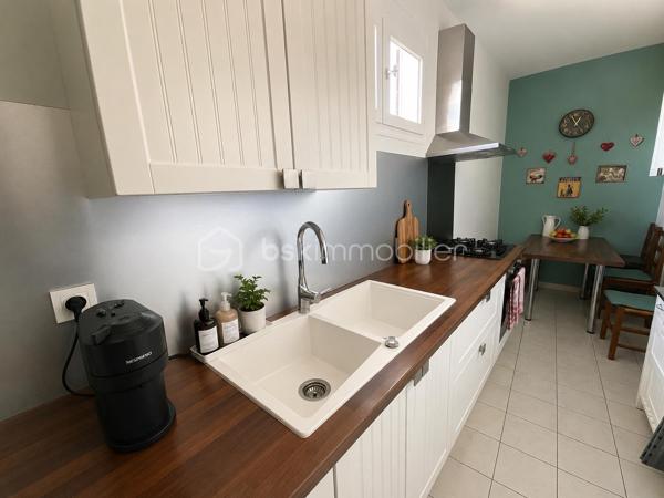 Au sein d’un très bel immeuble de caractère situé en plein centre-ville de Châlons-en-Champagne, découvrez cet appartement d’environ 80 m² alliant charme de l’ancien et belles prestations.

Vous serez séduit par son agréable salon-séjour baigné de lumière, sa cuisine indépendante, ses deux belles chambres ainsi que sa salle de douche. Les magnifiques parquets et les volumes généreux confèrent à l’ensemble une atmosphère chaleureuse et authentique.

Véritable atout, l’appartement dispose également, sur le palier, d’un espace privatif comprenant un sanitaire et une pièce supplémentaire. Cet espace offre de nombreuses possibilités : bureau pour le télétravail, chambre d’appoint, atelier ou espace de rangement selon vos besoins.

Une adresse recherchée, à deux pas des commerces, des restaurants et de toutes les commodités, idéale pour les amateurs de vie citadine et de biens de caractère.

Un appartement rare sur le marché !
