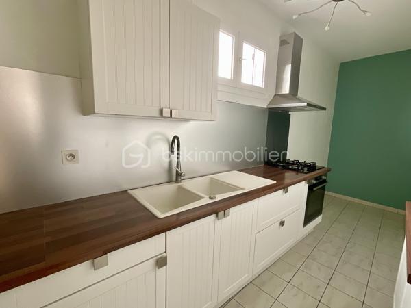 Situé au 3ème et dernier étage d’un très bel immeuble de caractère, cet appartement d’environ 80 m² bénéficie d’un environnement particulièrement agréable : un seul appartement par étage et seulement trois logements dans l’immeuble, pour une petite copropriété à taille très confidentielle.

Dès l’entrée, vous retrouverez tout le charme de l’ancien : belles hauteurs, volumes généreux et magnifiques parquets.

L’appartement se compose d’un lumineux salon-séjour, d’une cuisine indépendante, de deux chambres, ainsi que d’une salle de douche.

Mais son véritable atout réside dans son espace indépendant : une troisième chambre accessible directement depuis le palier, accompagnée d’un espace privatif avec sanitaire. Une configuration idéale pour créer un espace bureau, une chambre d’appoint, recevoir famille ou amis, ou simplement disposer d’une pièce supplémentaire en toute indépendance.

Une cave privative complète également ce bien.

Son emplacement est idéal pour profiter pleinement de la vie châlonnaise : commerces, restaurants, services et toutes les commodités sont accessibles à pied, à quelques pas seulement.

Un appartement qui conviendra particulièrement à ceux qui recherchent une résidence principale en centre-ville, dans un immeuble de caractère et avec une configuration peu commune.

Possibilité également de louer un petit garage situé à proximité de l’appartement.

Prix : 129 900 € honoraires inclus

DPE : E
Chauffage gaz

Une belle adresse en plein centre-ville, une petite copropriété et une configuration offrant de nombreuses possibilités : venez découvrir cet appartement qui ne ressemble pas aux autres !