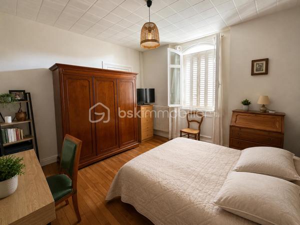 Situé au 3ème et dernier étage d’un très bel immeuble de caractère, cet appartement d’environ 80 m² bénéficie d’un environnement particulièrement agréable : un seul appartement par étage et seulement trois logements dans l’immeuble, pour une petite copropriété à taille très confidentielle.

Dès l’entrée, vous retrouverez tout le charme de l’ancien : belles hauteurs, volumes généreux et magnifiques parquets.

L’appartement se compose d’un lumineux salon-séjour, d’une cuisine indépendante, de deux chambres, ainsi que d’une salle de douche.

Mais son véritable atout réside dans son espace indépendant : une troisième chambre accessible directement depuis le palier, accompagnée d’un espace privatif avec sanitaire. Une configuration idéale pour créer un espace bureau, une chambre d’appoint, recevoir famille ou amis, ou simplement disposer d’une pièce supplémentaire en toute indépendance.

Une cave privative complète également ce bien.

Son emplacement est idéal pour profiter pleinement de la vie châlonnaise : commerces, restaurants, services et toutes les commodités sont accessibles à pied, à quelques pas seulement.

Un appartement qui conviendra particulièrement à ceux qui recherchent une résidence principale en centre-ville, dans un immeuble de caractère et avec une configuration peu commune.

Possibilité également de louer un petit garage situé à proximité de l’appartement.

Prix : 129 900 € honoraires inclus

DPE : E
Chauffage gaz

Une belle adresse en plein centre-ville, une petite copropriété et une configuration offrant de nombreuses possibilités : venez découvrir cet appartement qui ne ressemble pas aux autres !