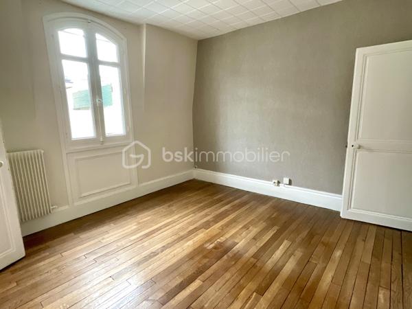 Situé au 3ème et dernier étage d’un très bel immeuble de caractère, cet appartement d’environ 80 m² bénéficie d’un environnement particulièrement agréable : un seul appartement par étage et seulement trois logements dans l’immeuble, pour une petite copropriété à taille très confidentielle.

Dès l’entrée, vous retrouverez tout le charme de l’ancien : belles hauteurs, volumes généreux et magnifiques parquets.

L’appartement se compose d’un lumineux salon-séjour, d’une cuisine indépendante, de deux chambres, ainsi que d’une salle de douche.

Mais son véritable atout réside dans son espace indépendant : une troisième chambre accessible directement depuis le palier, accompagnée d’un espace privatif avec sanitaire. Une configuration idéale pour créer un espace bureau, une chambre d’appoint, recevoir famille ou amis, ou simplement disposer d’une pièce supplémentaire en toute indépendance.

Une cave privative complète également ce bien.

Son emplacement est idéal pour profiter pleinement de la vie châlonnaise : commerces, restaurants, services et toutes les commodités sont accessibles à pied, à quelques pas seulement.

Un appartement qui conviendra particulièrement à ceux qui recherchent une résidence principale en centre-ville, dans un immeuble de caractère et avec une configuration peu commune.

Possibilité également de louer un petit garage situé à proximité de l’appartement.

Prix : 129 900 € honoraires inclus

DPE : E
Chauffage gaz

Une belle adresse en plein centre-ville, une petite copropriété et une configuration offrant de nombreuses possibilités : venez découvrir cet appartement qui ne ressemble pas aux autres !