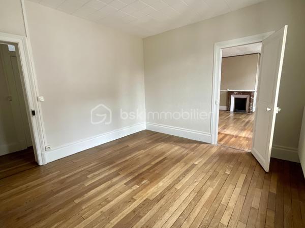 Situé au 3ème et dernier étage d’un très bel immeuble de caractère, cet appartement d’environ 80 m² bénéficie d’un environnement particulièrement agréable : un seul appartement par étage et seulement trois logements dans l’immeuble, pour une petite copropriété à taille très confidentielle.

Dès l’entrée, vous retrouverez tout le charme de l’ancien : belles hauteurs, volumes généreux et magnifiques parquets.

L’appartement se compose d’un lumineux salon-séjour, d’une cuisine indépendante, de deux chambres, ainsi que d’une salle de douche.

Mais son véritable atout réside dans son espace indépendant : une troisième chambre accessible directement depuis le palier, accompagnée d’un espace privatif avec sanitaire. Une configuration idéale pour créer un espace bureau, une chambre d’appoint, recevoir famille ou amis, ou simplement disposer d’une pièce supplémentaire en toute indépendance.

Une cave privative complète également ce bien.

Son emplacement est idéal pour profiter pleinement de la vie châlonnaise : commerces, restaurants, services et toutes les commodités sont accessibles à pied, à quelques pas seulement.

Un appartement qui conviendra particulièrement à ceux qui recherchent une résidence principale en centre-ville, dans un immeuble de caractère et avec une configuration peu commune.

Possibilité également de louer un petit garage situé à proximité de l’appartement.

Prix : 129 900 € honoraires inclus

DPE : E
Chauffage gaz

Une belle adresse en plein centre-ville, une petite copropriété et une configuration offrant de nombreuses possibilités : venez découvrir cet appartement qui ne ressemble pas aux autres !