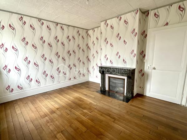Situé au 3ème et dernier étage d’un très bel immeuble de caractère, cet appartement d’environ 80 m² bénéficie d’un environnement particulièrement agréable : un seul appartement par étage et seulement trois logements dans l’immeuble, pour une petite copropriété à taille très confidentielle.

Dès l’entrée, vous retrouverez tout le charme de l’ancien : belles hauteurs, volumes généreux et magnifiques parquets.

L’appartement se compose d’un lumineux salon-séjour, d’une cuisine indépendante, de deux chambres, ainsi que d’une salle de douche.

Mais son véritable atout réside dans son espace indépendant : une troisième chambre accessible directement depuis le palier, accompagnée d’un espace privatif avec sanitaire. Une configuration idéale pour créer un espace bureau, une chambre d’appoint, recevoir famille ou amis, ou simplement disposer d’une pièce supplémentaire en toute indépendance.

Une cave privative complète également ce bien.

Son emplacement est idéal pour profiter pleinement de la vie châlonnaise : commerces, restaurants, services et toutes les commodités sont accessibles à pied, à quelques pas seulement.

Un appartement qui conviendra particulièrement à ceux qui recherchent une résidence principale en centre-ville, dans un immeuble de caractère et avec une configuration peu commune.

Possibilité également de louer un petit garage situé à proximité de l’appartement.

Prix : 129 900 € honoraires inclus

DPE : E
Chauffage gaz

Une belle adresse en plein centre-ville, une petite copropriété et une configuration offrant de nombreuses possibilités : venez découvrir cet appartement qui ne ressemble pas aux autres !