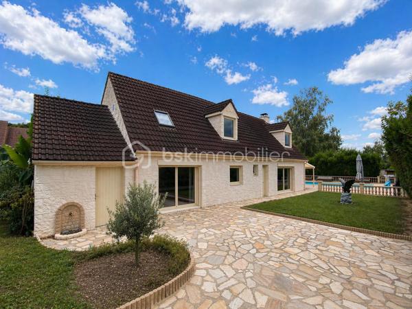 Située à Périgny-sur-Yerres, charmant village du Plateau Briard reconnu pour la qualité de son cadre de vie, cette maison construite en 1986, implantée en fond d’impasse, sur une parcelle arborée de 886 m², vous séduira par ses volumes généreux, son environnement privilégié sans vis-à-vis et ses prestations de qualité.

Une maison spacieuse et parfaitement agencée !
Dès l’entrée, vous découvrez une chambre de plain-pied de 16 m² avec salle d’eau, idéale pour accueillir ainsi que des WC séparés.
La visite se poursuit vers une belle pièce de vie de 42 m² avec cheminée, ouverte sur une cuisine de 18 m² et une véranda lumineuse de 38 m². 
Ces espaces ouverts les uns sur les autres offrent un volume de vie particulièrement agréable, convivial et lumineux.

Un dégagement dessert une arrière-cuisine / buanderie de 20 m², un bureau de 19 m² avec accès indépendant possible, parfaitement adapté au télétravail ou à une activité professionnelle, ainsi qu’un atelier de 19 m² surmonté d’un grenier de même surface.
Cet ensemble offre un réel potentiel d’évolution, notamment avec la possibilité de créer une chambre supplémentaire ou un espace indépendant.

À l’étage un grand couloir dessert trois chambres avec rangements sur mesure et climatisation réversible, dont une suite parentale avec salle d’eau et double vasque, ainsi que deux autres chambres de 14,6 m² et 13 m².
Une salle de bains équipée d’une douche et d’une baignoire balnéo, ainsi que des WC séparés, complètent ce niveau.

L'extérieur est à la hauteur des prestations intérieures. 
Le jardin paysager, parfaitement entretenu et sans vis-à-vis, accueille une grande terrasse, une piscine de 8,70 x 4,30 m, une pergola ainsi qu’un barbecue en pierre. 
Cet espace constitue un véritable prolongement de la maison, idéal pour profiter des beaux jours en toute tranquillité. 
Une allée permet le stationnement de plusieurs véhicules.


La localisation de cette maison est également un véritable atout : écoles à quelques minutes à pied, commerces à proximité, bus desservant le RER D en 5 minutes et accès rapide aux grands axes permettant de rejoindre Paris facilement.

Ce bien se distingue par la qualité de ses prestations (climatisation, volets électriques, portail motorisé, arrosage automatique, visiophone), ses volumes généreux, son potentiel d’aménagement et son environnement particulièrement calme et préservé.
Une maison rare sur le secteur, idéale pour une famille à la recherche d’espace, de confort et de sérénité.

Contactez moi vite pour organiser une visite.