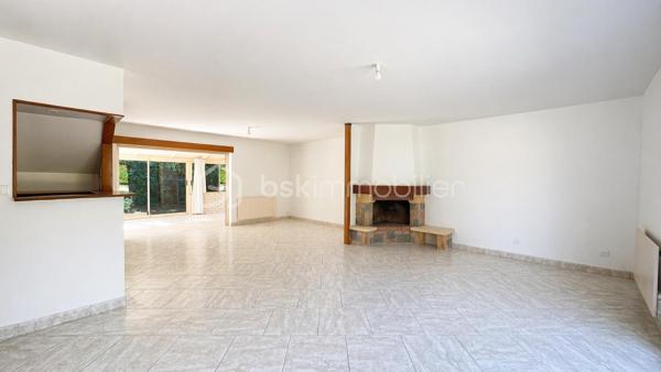 Située à Périgny-sur-Yerres, charmant village du Plateau Briard reconnu pour la qualité de son cadre de vie, cette maison construite en 1986, implantée en fond d’impasse, sur une parcelle arborée de 886 m², vous séduira par ses volumes généreux, son environnement privilégié sans vis-à-vis et ses prestations de qualité.

Une maison spacieuse et parfaitement agencée !
Dès l’entrée, vous découvrez une chambre de plain-pied de 16 m² avec salle d’eau, idéale pour accueillir ainsi que des WC séparés.
La visite se poursuit vers une belle pièce de vie de 42 m² avec cheminée, ouverte sur une cuisine de 18 m² et une véranda lumineuse de 38 m². 
Ces espaces ouverts les uns sur les autres offrent un volume de vie particulièrement agréable, convivial et lumineux.

Un dégagement dessert une arrière-cuisine / buanderie de 20 m², un bureau de 19 m² avec accès indépendant possible, parfaitement adapté au télétravail ou à une activité professionnelle, ainsi qu’un atelier de 19 m² surmonté d’un grenier de même surface.
Cet ensemble offre un réel potentiel d’évolution, notamment avec la possibilité de créer une chambre supplémentaire ou un espace indépendant.

À l’étage un grand couloir dessert trois chambres avec rangements sur mesure et climatisation réversible, dont une suite parentale avec salle d’eau et double vasque, ainsi que deux autres chambres de 14,6 m² et 13 m².
Une salle de bains équipée d’une douche et d’une baignoire balnéo, ainsi que des WC séparés, complètent ce niveau.

L'extérieur est à la hauteur des prestations intérieures. 
Le jardin paysager, parfaitement entretenu et sans vis-à-vis, accueille une grande terrasse, une piscine de 8,70 x 4,30 m, une pergola ainsi qu’un barbecue en pierre. 
Cet espace constitue un véritable prolongement de la maison, idéal pour profiter des beaux jours en toute tranquillité. 
Une allée permet le stationnement de plusieurs véhicules.


La localisation de cette maison est également un véritable atout : écoles à quelques minutes à pied, commerces à proximité, bus desservant le RER D en 5 minutes et accès rapide aux grands axes permettant de rejoindre Paris facilement.

Ce bien se distingue par la qualité de ses prestations (climatisation, volets électriques, portail motorisé, arrosage automatique, visiophone), ses volumes généreux, son potentiel d’aménagement et son environnement particulièrement calme et préservé.
Une maison rare sur le secteur, idéale pour une famille à la recherche d’espace, de confort et de sérénité.

Contactez moi vite pour organiser une visite.