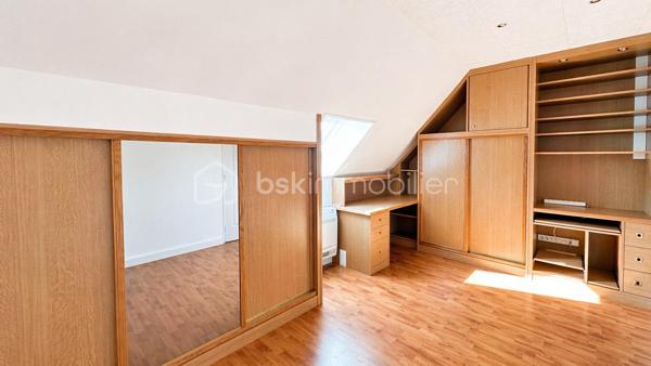 Située à Périgny-sur-Yerres, charmant village du Plateau Briard reconnu pour la qualité de son cadre de vie, cette maison construite en 1986, implantée en fond d’impasse, sur une parcelle arborée de 886 m², vous séduira par ses volumes généreux, son environnement privilégié sans vis-à-vis et ses prestations de qualité.

Une maison spacieuse et parfaitement agencée !
Dès l’entrée, vous découvrez une chambre de plain-pied de 16 m² avec salle d’eau, idéale pour accueillir ainsi que des WC séparés.
La visite se poursuit vers une belle pièce de vie de 42 m² avec cheminée, ouverte sur une cuisine de 18 m² et une véranda lumineuse de 38 m². 
Ces espaces ouverts les uns sur les autres offrent un volume de vie particulièrement agréable, convivial et lumineux.

Un dégagement dessert une arrière-cuisine / buanderie de 20 m², un bureau de 19 m² avec accès indépendant possible, parfaitement adapté au télétravail ou à une activité professionnelle, ainsi qu’un atelier de 19 m² surmonté d’un grenier de même surface.
Cet ensemble offre un réel potentiel d’évolution, notamment avec la possibilité de créer une chambre supplémentaire ou un espace indépendant.

À l’étage un grand couloir dessert trois chambres avec rangements sur mesure et climatisation réversible, dont une suite parentale avec salle d’eau et double vasque, ainsi que deux autres chambres de 14,6 m² et 13 m².
Une salle de bains équipée d’une douche et d’une baignoire balnéo, ainsi que des WC séparés, complètent ce niveau.

L'extérieur est à la hauteur des prestations intérieures. 
Le jardin paysager, parfaitement entretenu et sans vis-à-vis, accueille une grande terrasse, une piscine de 8,70 x 4,30 m, une pergola ainsi qu’un barbecue en pierre. 
Cet espace constitue un véritable prolongement de la maison, idéal pour profiter des beaux jours en toute tranquillité. 
Une allée permet le stationnement de plusieurs véhicules.


La localisation de cette maison est également un véritable atout : écoles à quelques minutes à pied, commerces à proximité, bus desservant le RER D en 5 minutes et accès rapide aux grands axes permettant de rejoindre Paris facilement.

Ce bien se distingue par la qualité de ses prestations (climatisation, volets électriques, portail motorisé, arrosage automatique, visiophone), ses volumes généreux, son potentiel d’aménagement et son environnement particulièrement calme et préservé.
Une maison rare sur le secteur, idéale pour une famille à la recherche d’espace, de confort et de sérénité.

Contactez moi vite pour organiser une visite.