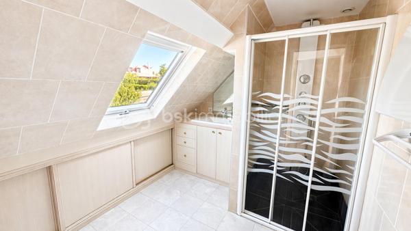 Située à Périgny-sur-Yerres, charmant village du Plateau Briard reconnu pour la qualité de son cadre de vie, cette maison construite en 1986, implantée en fond d’impasse, sur une parcelle arborée de 886 m², vous séduira par ses volumes généreux, son environnement privilégié sans vis-à-vis et ses prestations de qualité.

Une maison spacieuse et parfaitement agencée !
Dès l’entrée, vous découvrez une chambre de plain-pied de 16 m² avec salle d’eau, idéale pour accueillir ainsi que des WC séparés.
La visite se poursuit vers une belle pièce de vie de 42 m² avec cheminée, ouverte sur une cuisine de 18 m² et une véranda lumineuse de 38 m². 
Ces espaces ouverts les uns sur les autres offrent un volume de vie particulièrement agréable, convivial et lumineux.

Un dégagement dessert une arrière-cuisine / buanderie de 20 m², un bureau de 19 m² avec accès indépendant possible, parfaitement adapté au télétravail ou à une activité professionnelle, ainsi qu’un atelier de 19 m² surmonté d’un grenier de même surface.
Cet ensemble offre un réel potentiel d’évolution, notamment avec la possibilité de créer une chambre supplémentaire ou un espace indépendant.

À l’étage un grand couloir dessert trois chambres avec rangements sur mesure et climatisation réversible, dont une suite parentale avec salle d’eau et double vasque, ainsi que deux autres chambres de 14,6 m² et 13 m².
Une salle de bains équipée d’une douche et d’une baignoire balnéo, ainsi que des WC séparés, complètent ce niveau.

L'extérieur est à la hauteur des prestations intérieures. 
Le jardin paysager, parfaitement entretenu et sans vis-à-vis, accueille une grande terrasse, une piscine de 8,70 x 4,30 m, une pergola ainsi qu’un barbecue en pierre. 
Cet espace constitue un véritable prolongement de la maison, idéal pour profiter des beaux jours en toute tranquillité. 
Une allée permet le stationnement de plusieurs véhicules.


La localisation de cette maison est également un véritable atout : écoles à quelques minutes à pied, commerces à proximité, bus desservant le RER D en 5 minutes et accès rapide aux grands axes permettant de rejoindre Paris facilement.

Ce bien se distingue par la qualité de ses prestations (climatisation, volets électriques, portail motorisé, arrosage automatique, visiophone), ses volumes généreux, son potentiel d’aménagement et son environnement particulièrement calme et préservé.
Une maison rare sur le secteur, idéale pour une famille à la recherche d’espace, de confort et de sérénité.

Contactez moi vite pour organiser une visite.
