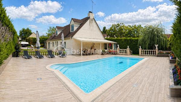 Située à Périgny-sur-Yerres, charmant village du Plateau Briard reconnu pour la qualité de son cadre de vie, cette maison construite en 1986, implantée en fond d’impasse, sur une parcelle arborée de 886 m², vous séduira par ses volumes généreux, son environnement privilégié sans vis-à-vis et ses prestations de qualité.

Une maison spacieuse et parfaitement agencée !
Dès l’entrée, vous découvrez une chambre de plain-pied de 16 m² avec salle d’eau, idéale pour accueillir ainsi que des WC séparés.
La visite se poursuit vers une belle pièce de vie de 42 m² avec cheminée, ouverte sur une cuisine de 18 m² et une véranda lumineuse de 38 m². 
Ces espaces ouverts les uns sur les autres offrent un volume de vie particulièrement agréable, convivial et lumineux.

Un dégagement dessert une arrière-cuisine / buanderie de 20 m², un bureau de 19 m² avec accès indépendant possible, parfaitement adapté au télétravail ou à une activité professionnelle, ainsi qu’un atelier de 19 m² surmonté d’un grenier de même surface.
Cet ensemble offre un réel potentiel d’évolution, notamment avec la possibilité de créer une chambre supplémentaire ou un espace indépendant.

À l’étage un grand couloir dessert trois chambres avec rangements sur mesure et climatisation réversible, dont une suite parentale avec salle d’eau et double vasque, ainsi que deux autres chambres de 14,6 m² et 13 m².
Une salle de bains équipée d’une douche et d’une baignoire balnéo, ainsi que des WC séparés, complètent ce niveau.

L'extérieur est à la hauteur des prestations intérieures. 
Le jardin paysager, parfaitement entretenu et sans vis-à-vis, accueille une grande terrasse, une piscine de 8,70 x 4,30 m, une pergola ainsi qu’un barbecue en pierre. 
Cet espace constitue un véritable prolongement de la maison, idéal pour profiter des beaux jours en toute tranquillité. 
Une allée permet le stationnement de plusieurs véhicules.


La localisation de cette maison est également un véritable atout : écoles à quelques minutes à pied, commerces à proximité, bus desservant le RER D en 5 minutes et accès rapide aux grands axes permettant de rejoindre Paris facilement.

Ce bien se distingue par la qualité de ses prestations (climatisation, volets électriques, portail motorisé, arrosage automatique, visiophone), ses volumes généreux, son potentiel d’aménagement et son environnement particulièrement calme et préservé.
Une maison rare sur le secteur, idéale pour une famille à la recherche d’espace, de confort et de sérénité.

Contactez moi vite pour organiser une visite.