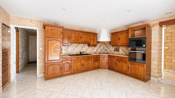 Située à Périgny-sur-Yerres, charmant village du Plateau Briard reconnu pour la qualité de son cadre de vie, cette maison construite en 1986, implantée en fond d’impasse, sur une parcelle arborée de 886 m², vous séduira par ses volumes généreux, son environnement privilégié sans vis-à-vis et ses prestations de qualité.

Une maison spacieuse et parfaitement agencée !
Dès l’entrée, vous découvrez une chambre de plain-pied de 16 m² avec salle d’eau, idéale pour accueillir ainsi que des WC séparés.
La visite se poursuit vers une belle pièce de vie de 42 m² avec cheminée, ouverte sur une cuisine de 18 m² et une véranda lumineuse de 38 m². 
Ces espaces ouverts les uns sur les autres offrent un volume de vie particulièrement agréable, convivial et lumineux.

Un dégagement dessert une arrière-cuisine / buanderie de 20 m², un bureau de 19 m² avec accès indépendant possible, parfaitement adapté au télétravail ou à une activité professionnelle, ainsi qu’un atelier de 19 m² surmonté d’un grenier de même surface.
Cet ensemble offre un réel potentiel d’évolution, notamment avec la possibilité de créer une chambre supplémentaire ou un espace indépendant.

À l’étage un grand couloir dessert trois chambres avec rangements sur mesure et climatisation réversible, dont une suite parentale avec salle d’eau et double vasque, ainsi que deux autres chambres de 14,6 m² et 13 m².
Une salle de bains équipée d’une douche et d’une baignoire balnéo, ainsi que des WC séparés, complètent ce niveau.

L'extérieur est à la hauteur des prestations intérieures. 
Le jardin paysager, parfaitement entretenu et sans vis-à-vis, accueille une grande terrasse, une piscine de 8,70 x 4,30 m, une pergola ainsi qu’un barbecue en pierre. 
Cet espace constitue un véritable prolongement de la maison, idéal pour profiter des beaux jours en toute tranquillité. 
Une allée permet le stationnement de plusieurs véhicules.


La localisation de cette maison est également un véritable atout : écoles à quelques minutes à pied, commerces à proximité, bus desservant le RER D en 5 minutes et accès rapide aux grands axes permettant de rejoindre Paris facilement.

Ce bien se distingue par la qualité de ses prestations (climatisation, volets électriques, portail motorisé, arrosage automatique, visiophone), ses volumes généreux, son potentiel d’aménagement et son environnement particulièrement calme et préservé.
Une maison rare sur le secteur, idéale pour une famille à la recherche d’espace, de confort et de sérénité.

Contactez moi vite pour organiser une visite.
