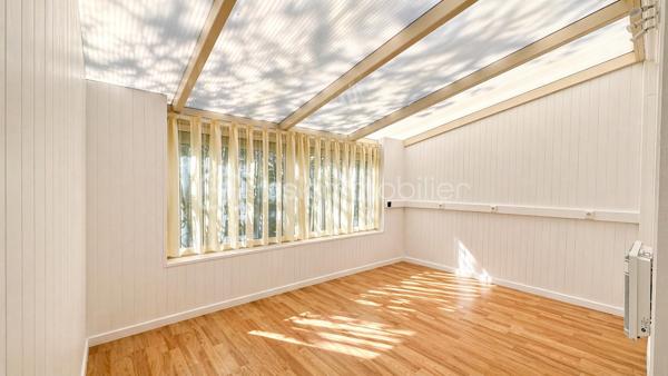 Située à Périgny-sur-Yerres, charmant village du Plateau Briard reconnu pour la qualité de son cadre de vie, cette maison construite en 1986, implantée en fond d’impasse, sur une parcelle arborée de 886 m², vous séduira par ses volumes généreux, son environnement privilégié sans vis-à-vis et ses prestations de qualité.

Une maison spacieuse et parfaitement agencée !
Dès l’entrée, vous découvrez une chambre de plain-pied de 16 m² avec salle d’eau, idéale pour accueillir ainsi que des WC séparés.
La visite se poursuit vers une belle pièce de vie de 42 m² avec cheminée, ouverte sur une cuisine de 18 m² et une véranda lumineuse de 38 m². 
Ces espaces ouverts les uns sur les autres offrent un volume de vie particulièrement agréable, convivial et lumineux.

Un dégagement dessert une arrière-cuisine / buanderie de 20 m², un bureau de 19 m² avec accès indépendant possible, parfaitement adapté au télétravail ou à une activité professionnelle, ainsi qu’un atelier de 19 m² surmonté d’un grenier de même surface.
Cet ensemble offre un réel potentiel d’évolution, notamment avec la possibilité de créer une chambre supplémentaire ou un espace indépendant.

À l’étage un grand couloir dessert trois chambres avec rangements sur mesure et climatisation réversible, dont une suite parentale avec salle d’eau et double vasque, ainsi que deux autres chambres de 14,6 m² et 13 m².
Une salle de bains équipée d’une douche et d’une baignoire balnéo, ainsi que des WC séparés, complètent ce niveau.

L'extérieur est à la hauteur des prestations intérieures. 
Le jardin paysager, parfaitement entretenu et sans vis-à-vis, accueille une grande terrasse, une piscine de 8,70 x 4,30 m, une pergola ainsi qu’un barbecue en pierre. 
Cet espace constitue un véritable prolongement de la maison, idéal pour profiter des beaux jours en toute tranquillité. 
Une allée permet le stationnement de plusieurs véhicules.


La localisation de cette maison est également un véritable atout : écoles à quelques minutes à pied, commerces à proximité, bus desservant le RER D en 5 minutes et accès rapide aux grands axes permettant de rejoindre Paris facilement.

Ce bien se distingue par la qualité de ses prestations (climatisation, volets électriques, portail motorisé, arrosage automatique, visiophone), ses volumes généreux, son potentiel d’aménagement et son environnement particulièrement calme et préservé.
Une maison rare sur le secteur, idéale pour une famille à la recherche d’espace, de confort et de sérénité.

Contactez moi vite pour organiser une visite.