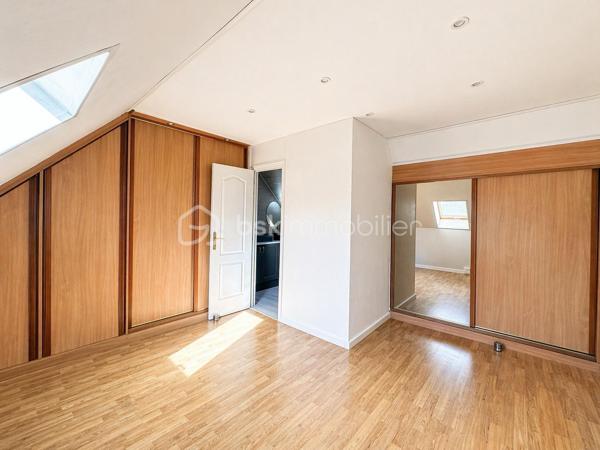 Située à Périgny-sur-Yerres, charmant village du Plateau Briard reconnu pour la qualité de son cadre de vie, cette maison construite en 1986, implantée en fond d’impasse, sur une parcelle arborée de 886 m², vous séduira par ses volumes généreux, son environnement privilégié sans vis-à-vis et ses prestations de qualité.

Une maison spacieuse et parfaitement agencée !
Dès l’entrée, vous découvrez une chambre de plain-pied de 16 m² avec salle d’eau, idéale pour accueillir ainsi que des WC séparés.
La visite se poursuit vers une belle pièce de vie de 42 m² avec cheminée, ouverte sur une cuisine de 18 m² et une véranda lumineuse de 38 m². 
Ces espaces ouverts les uns sur les autres offrent un volume de vie particulièrement agréable, convivial et lumineux.

Un dégagement dessert une arrière-cuisine / buanderie de 20 m², un bureau de 19 m² avec accès indépendant possible, parfaitement adapté au télétravail ou à une activité professionnelle, ainsi qu’un atelier de 19 m² surmonté d’un grenier de même surface.
Cet ensemble offre un réel potentiel d’évolution, notamment avec la possibilité de créer une chambre supplémentaire ou un espace indépendant.

À l’étage un grand couloir dessert trois chambres avec rangements sur mesure et climatisation réversible, dont une suite parentale avec salle d’eau et double vasque, ainsi que deux autres chambres de 14,6 m² et 13 m².
Une salle de bains équipée d’une douche et d’une baignoire balnéo, ainsi que des WC séparés, complètent ce niveau.

L'extérieur est à la hauteur des prestations intérieures. 
Le jardin paysager, parfaitement entretenu et sans vis-à-vis, accueille une grande terrasse, une piscine de 8,70 x 4,30 m, une pergola ainsi qu’un barbecue en pierre. 
Cet espace constitue un véritable prolongement de la maison, idéal pour profiter des beaux jours en toute tranquillité. 
Une allée permet le stationnement de plusieurs véhicules.


La localisation de cette maison est également un véritable atout : écoles à quelques minutes à pied, commerces à proximité, bus desservant le RER D en 5 minutes et accès rapide aux grands axes permettant de rejoindre Paris facilement.

Ce bien se distingue par la qualité de ses prestations (climatisation, volets électriques, portail motorisé, arrosage automatique, visiophone), ses volumes généreux, son potentiel d’aménagement et son environnement particulièrement calme et préservé.
Une maison rare sur le secteur, idéale pour une famille à la recherche d’espace, de confort et de sérénité.

Contactez moi vite pour organiser une visite.