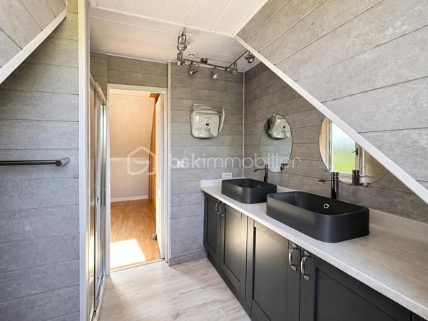 Située à Périgny-sur-Yerres, charmant village du Plateau Briard reconnu pour la qualité de son cadre de vie, cette maison construite en 1986, implantée en fond d’impasse, sur une parcelle arborée de 886 m², vous séduira par ses volumes généreux, son environnement privilégié sans vis-à-vis et ses prestations de qualité.

Une maison spacieuse et parfaitement agencée !
Dès l’entrée, vous découvrez une chambre de plain-pied de 16 m² avec salle d’eau, idéale pour accueillir ainsi que des WC séparés.
La visite se poursuit vers une belle pièce de vie de 42 m² avec cheminée, ouverte sur une cuisine de 18 m² et une véranda lumineuse de 38 m². 
Ces espaces ouverts les uns sur les autres offrent un volume de vie particulièrement agréable, convivial et lumineux.

Un dégagement dessert une arrière-cuisine / buanderie de 20 m², un bureau de 19 m² avec accès indépendant possible, parfaitement adapté au télétravail ou à une activité professionnelle, ainsi qu’un atelier de 19 m² surmonté d’un grenier de même surface.
Cet ensemble offre un réel potentiel d’évolution, notamment avec la possibilité de créer une chambre supplémentaire ou un espace indépendant.

À l’étage un grand couloir dessert trois chambres avec rangements sur mesure et climatisation réversible, dont une suite parentale avec salle d’eau et double vasque, ainsi que deux autres chambres de 14,6 m² et 13 m².
Une salle de bains équipée d’une douche et d’une baignoire balnéo, ainsi que des WC séparés, complètent ce niveau.

L'extérieur est à la hauteur des prestations intérieures. 
Le jardin paysager, parfaitement entretenu et sans vis-à-vis, accueille une grande terrasse, une piscine de 8,70 x 4,30 m, une pergola ainsi qu’un barbecue en pierre. 
Cet espace constitue un véritable prolongement de la maison, idéal pour profiter des beaux jours en toute tranquillité. 
Une allée permet le stationnement de plusieurs véhicules.


La localisation de cette maison est également un véritable atout : écoles à quelques minutes à pied, commerces à proximité, bus desservant le RER D en 5 minutes et accès rapide aux grands axes permettant de rejoindre Paris facilement.

Ce bien se distingue par la qualité de ses prestations (climatisation, volets électriques, portail motorisé, arrosage automatique, visiophone), ses volumes généreux, son potentiel d’aménagement et son environnement particulièrement calme et préservé.
Une maison rare sur le secteur, idéale pour une famille à la recherche d’espace, de confort et de sérénité.

Contactez moi vite pour organiser une visite.