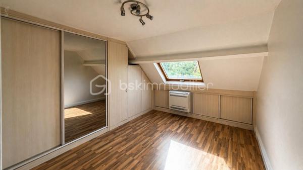 Située à Périgny-sur-Yerres, charmant village du Plateau Briard reconnu pour la qualité de son cadre de vie, cette maison construite en 1986, implantée en fond d’impasse, sur une parcelle arborée de 886 m², vous séduira par ses volumes généreux, son environnement privilégié sans vis-à-vis et ses prestations de qualité.

Une maison spacieuse et parfaitement agencée !
Dès l’entrée, vous découvrez une chambre de plain-pied de 16 m² avec salle d’eau, idéale pour accueillir ainsi que des WC séparés.
La visite se poursuit vers une belle pièce de vie de 42 m² avec cheminée, ouverte sur une cuisine de 18 m² et une véranda lumineuse de 38 m². 
Ces espaces ouverts les uns sur les autres offrent un volume de vie particulièrement agréable, convivial et lumineux.

Un dégagement dessert une arrière-cuisine / buanderie de 20 m², un bureau de 19 m² avec accès indépendant possible, parfaitement adapté au télétravail ou à une activité professionnelle, ainsi qu’un atelier de 19 m² surmonté d’un grenier de même surface.
Cet ensemble offre un réel potentiel d’évolution, notamment avec la possibilité de créer une chambre supplémentaire ou un espace indépendant.

À l’étage un grand couloir dessert trois chambres avec rangements sur mesure et climatisation réversible, dont une suite parentale avec salle d’eau et double vasque, ainsi que deux autres chambres de 14,6 m² et 13 m².
Une salle de bains équipée d’une douche et d’une baignoire balnéo, ainsi que des WC séparés, complètent ce niveau.

L'extérieur est à la hauteur des prestations intérieures. 
Le jardin paysager, parfaitement entretenu et sans vis-à-vis, accueille une grande terrasse, une piscine de 8,70 x 4,30 m, une pergola ainsi qu’un barbecue en pierre. 
Cet espace constitue un véritable prolongement de la maison, idéal pour profiter des beaux jours en toute tranquillité. 
Une allée permet le stationnement de plusieurs véhicules.


La localisation de cette maison est également un véritable atout : écoles à quelques minutes à pied, commerces à proximité, bus desservant le RER D en 5 minutes et accès rapide aux grands axes permettant de rejoindre Paris facilement.

Ce bien se distingue par la qualité de ses prestations (climatisation, volets électriques, portail motorisé, arrosage automatique, visiophone), ses volumes généreux, son potentiel d’aménagement et son environnement particulièrement calme et préservé.
Une maison rare sur le secteur, idéale pour une famille à la recherche d’espace, de confort et de sérénité.

Contactez moi vite pour organiser une visite.