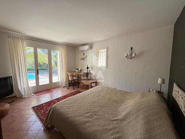 A VENDRE 83470 SAINT MAXIMIN MAISON T5 DE 150M² SUR 5000M² DE TERRAIN DONT 2500M² CONSTRUCTIBLE 2 DEPENDANCES GARAGE PISCINE