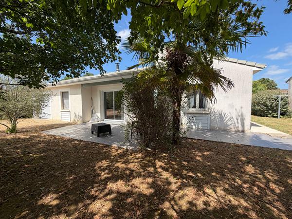 Piscine hors-sol, climatisation, plain-pied type 4 avec garage, elle a tout !