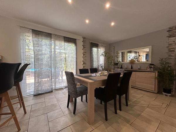 Piscine hors-sol, climatisation, plain-pied type 4 avec garage, elle a tout !