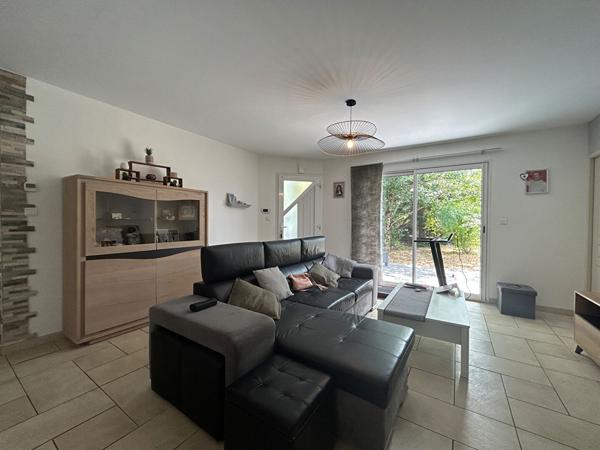 Piscine hors-sol, climatisation, plain-pied type 4 avec garage, elle a tout !