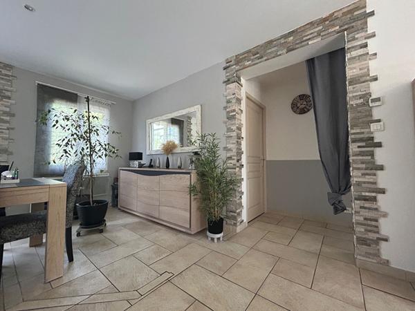 Piscine hors-sol, climatisation, plain-pied type 4 avec garage, elle a tout !
