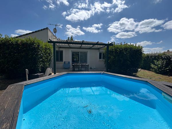 Piscine hors-sol, climatisation, plain-pied type 4 avec garage, elle a tout !