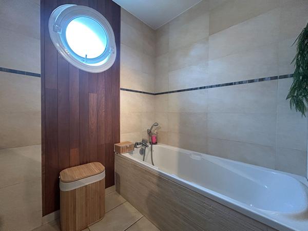 Piscine hors-sol, climatisation, plain-pied type 4 avec garage, elle a tout !