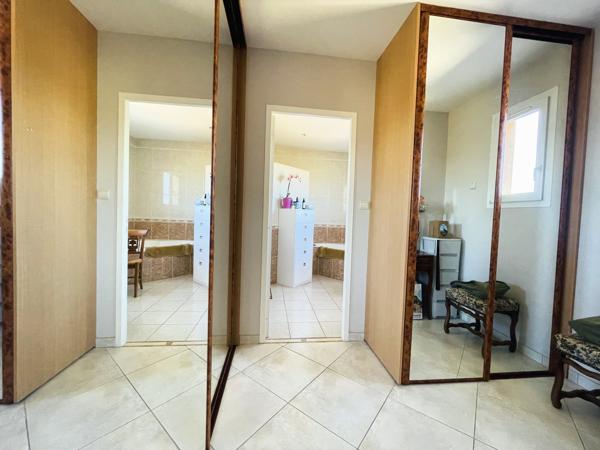 Maison
         6 pièces
        - 200 m² Exclusivité 560 000 € *