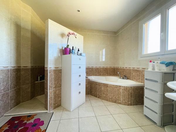 Maison
         6 pièces
        - 200 m² Exclusivité 560 000 € *