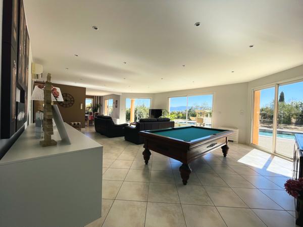 Maison
         6 pièces
        - 200 m² Exclusivité 560 000 € *