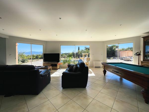 Maison
         6 pièces
        - 200 m² Exclusivité 560 000 € *