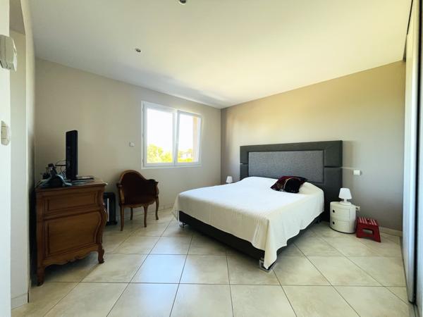 Maison
         6 pièces
        - 200 m² Exclusivité 560 000 € *