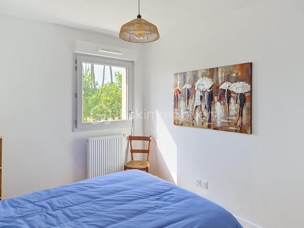 À quelques minutes à pied des commerces de Linxe, cette maison récente offre ce que beaucoup recherchent aujourd'hui : du confort, de la lumière et la tranquillité d'un bien dans lequel il n'y a rien à prévoir.

Dès les premiers instants, on apprécie la praticité du quotidien. L'allée goudronnée permet de stationner facilement plusieurs véhicules, tandis que le garage apporte un espace supplémentaire toujours appréciable pour le rangement, les vélos ou les équipements de loisirs.

À l'intérieur, le séjour s'ouvre généreusement sur la terrasse et le jardin, créant une continuité naturelle entre l'intérieur et l'extérieur. Les repas d'été se prolongent dehors, les enfants profitent du jardin, tandis que chacun trouve facilement sa place dans cette maison pensée pour la vie de famille.

La cuisine, moderne et fonctionnelle, accompagne les moments de partage, tandis que les espaces nuit préservent l'intimité de chacun. Le dressing apporte ce confort supplémentaire qui simplifie le quotidien et permet de conserver des espaces toujours bien organisés.

À l'extérieur, le jardin offre juste ce qu'il faut d'espace pour profiter sans passer tous ses week-ends à entretenir. Piscinable, il laisse également la liberté d'imaginer de futurs aménagements selon vos envies.

Construite en 2025, cette maison mitoyenne permet de profiter immédiatement des avantages d'un logement récent, sans attendre les délais d'une construction neuve. Il ne reste plus qu'à poser vos valises et profiter pleinement de la douceur de vivre à Linxe.