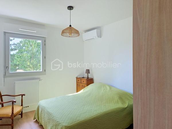 À quelques minutes à pied des commerces de Linxe, cette maison récente offre ce que beaucoup recherchent aujourd'hui : du confort, de la lumière et la tranquillité d'un bien dans lequel il n'y a rien à prévoir.

Dès les premiers instants, on apprécie la praticité du quotidien. L'allée goudronnée permet de stationner facilement plusieurs véhicules, tandis que le garage apporte un espace supplémentaire toujours appréciable pour le rangement, les vélos ou les équipements de loisirs.

À l'intérieur, le séjour s'ouvre généreusement sur la terrasse et le jardin, créant une continuité naturelle entre l'intérieur et l'extérieur. Les repas d'été se prolongent dehors, les enfants profitent du jardin, tandis que chacun trouve facilement sa place dans cette maison pensée pour la vie de famille.

La cuisine, moderne et fonctionnelle, accompagne les moments de partage, tandis que les espaces nuit préservent l'intimité de chacun. Le dressing apporte ce confort supplémentaire qui simplifie le quotidien et permet de conserver des espaces toujours bien organisés.

À l'extérieur, le jardin offre juste ce qu'il faut d'espace pour profiter sans passer tous ses week-ends à entretenir. Piscinable, il laisse également la liberté d'imaginer de futurs aménagements selon vos envies.

Construite en 2025, cette maison mitoyenne permet de profiter immédiatement des avantages d'un logement récent, sans attendre les délais d'une construction neuve. Il ne reste plus qu'à poser vos valises et profiter pleinement de la douceur de vivre à Linxe.