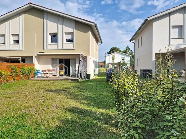 À quelques minutes à pied des commerces de Linxe, cette maison récente offre ce que beaucoup recherchent aujourd'hui : du confort, de la lumière et la tranquillité d'un bien dans lequel il n'y a rien à prévoir.

Dès les premiers instants, on apprécie la praticité du quotidien. L'allée goudronnée permet de stationner facilement plusieurs véhicules, tandis que le garage apporte un espace supplémentaire toujours appréciable pour le rangement, les vélos ou les équipements de loisirs.

À l'intérieur, le séjour s'ouvre généreusement sur la terrasse et le jardin, créant une continuité naturelle entre l'intérieur et l'extérieur. Les repas d'été se prolongent dehors, les enfants profitent du jardin, tandis que chacun trouve facilement sa place dans cette maison pensée pour la vie de famille.

La cuisine, moderne et fonctionnelle, accompagne les moments de partage, tandis que les espaces nuit préservent l'intimité de chacun. Le dressing apporte ce confort supplémentaire qui simplifie le quotidien et permet de conserver des espaces toujours bien organisés.

À l'extérieur, le jardin offre juste ce qu'il faut d'espace pour profiter sans passer tous ses week-ends à entretenir. Piscinable, il laisse également la liberté d'imaginer de futurs aménagements selon vos envies.

Construite en 2025, cette maison mitoyenne permet de profiter immédiatement des avantages d'un logement récent, sans attendre les délais d'une construction neuve. Il ne reste plus qu'à poser vos valises et profiter pleinement de la douceur de vivre à Linxe.