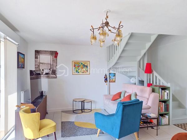 À quelques minutes à pied des commerces de Linxe, cette maison récente offre ce que beaucoup recherchent aujourd'hui : du confort, de la lumière et la tranquillité d'un bien dans lequel il n'y a rien à prévoir.

Dès les premiers instants, on apprécie la praticité du quotidien. L'allée goudronnée permet de stationner facilement plusieurs véhicules, tandis que le garage apporte un espace supplémentaire toujours appréciable pour le rangement, les vélos ou les équipements de loisirs.

À l'intérieur, le séjour s'ouvre généreusement sur la terrasse et le jardin, créant une continuité naturelle entre l'intérieur et l'extérieur. Les repas d'été se prolongent dehors, les enfants profitent du jardin, tandis que chacun trouve facilement sa place dans cette maison pensée pour la vie de famille.

La cuisine, moderne et fonctionnelle, accompagne les moments de partage, tandis que les espaces nuit préservent l'intimité de chacun. Le dressing apporte ce confort supplémentaire qui simplifie le quotidien et permet de conserver des espaces toujours bien organisés.

À l'extérieur, le jardin offre juste ce qu'il faut d'espace pour profiter sans passer tous ses week-ends à entretenir. Piscinable, il laisse également la liberté d'imaginer de futurs aménagements selon vos envies.

Construite en 2025, cette maison mitoyenne permet de profiter immédiatement des avantages d'un logement récent, sans attendre les délais d'une construction neuve. Il ne reste plus qu'à poser vos valises et profiter pleinement de la douceur de vivre à Linxe.
