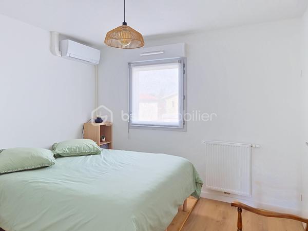 À quelques minutes à pied des commerces de Linxe, cette maison récente offre ce que beaucoup recherchent aujourd'hui : du confort, de la lumière et la tranquillité d'un bien dans lequel il n'y a rien à prévoir.

Dès les premiers instants, on apprécie la praticité du quotidien. L'allée goudronnée permet de stationner facilement plusieurs véhicules, tandis que le garage apporte un espace supplémentaire toujours appréciable pour le rangement, les vélos ou les équipements de loisirs.

À l'intérieur, le séjour s'ouvre généreusement sur la terrasse et le jardin, créant une continuité naturelle entre l'intérieur et l'extérieur. Les repas d'été se prolongent dehors, les enfants profitent du jardin, tandis que chacun trouve facilement sa place dans cette maison pensée pour la vie de famille.

La cuisine, moderne et fonctionnelle, accompagne les moments de partage, tandis que les espaces nuit préservent l'intimité de chacun. Le dressing apporte ce confort supplémentaire qui simplifie le quotidien et permet de conserver des espaces toujours bien organisés.

À l'extérieur, le jardin offre juste ce qu'il faut d'espace pour profiter sans passer tous ses week-ends à entretenir. Piscinable, il laisse également la liberté d'imaginer de futurs aménagements selon vos envies.

Construite en 2025, cette maison mitoyenne permet de profiter immédiatement des avantages d'un logement récent, sans attendre les délais d'une construction neuve. Il ne reste plus qu'à poser vos valises et profiter pleinement de la douceur de vivre à Linxe.