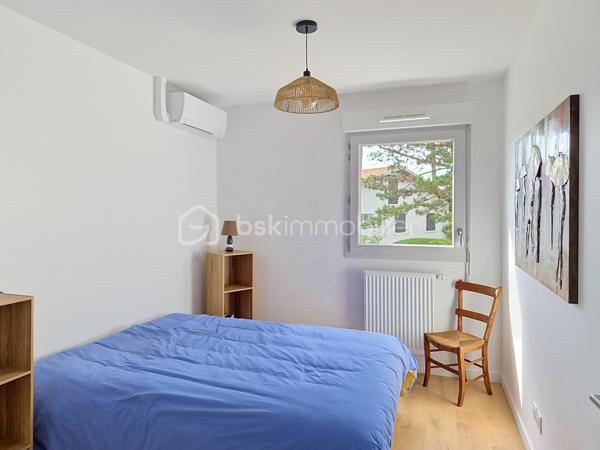 À quelques minutes à pied des commerces de Linxe, cette maison récente offre ce que beaucoup recherchent aujourd'hui : du confort, de la lumière et la tranquillité d'un bien dans lequel il n'y a rien à prévoir.

Dès les premiers instants, on apprécie la praticité du quotidien. L'allée goudronnée permet de stationner facilement plusieurs véhicules, tandis que le garage apporte un espace supplémentaire toujours appréciable pour le rangement, les vélos ou les équipements de loisirs.

À l'intérieur, le séjour s'ouvre généreusement sur la terrasse et le jardin, créant une continuité naturelle entre l'intérieur et l'extérieur. Les repas d'été se prolongent dehors, les enfants profitent du jardin, tandis que chacun trouve facilement sa place dans cette maison pensée pour la vie de famille.

La cuisine, moderne et fonctionnelle, accompagne les moments de partage, tandis que les espaces nuit préservent l'intimité de chacun. Le dressing apporte ce confort supplémentaire qui simplifie le quotidien et permet de conserver des espaces toujours bien organisés.

À l'extérieur, le jardin offre juste ce qu'il faut d'espace pour profiter sans passer tous ses week-ends à entretenir. Piscinable, il laisse également la liberté d'imaginer de futurs aménagements selon vos envies.

Construite en 2025, cette maison mitoyenne permet de profiter immédiatement des avantages d'un logement récent, sans attendre les délais d'une construction neuve. Il ne reste plus qu'à poser vos valises et profiter pleinement de la douceur de vivre à Linxe.
