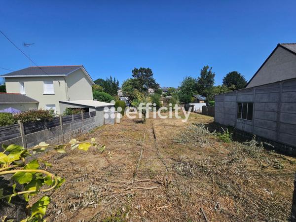 Terrain
        
        - 674 m² 74 900 € *