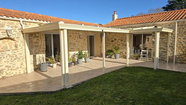 Maison  plain-pied 150 m2  parfaitement entretenue/  3 chambres  / 2 SDB  / dépendances